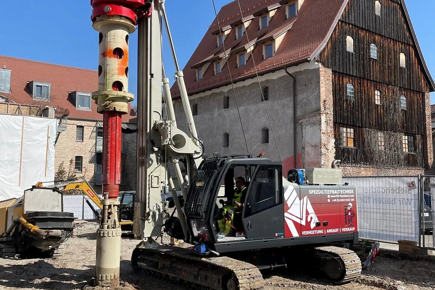 Bauer Bohrgerät von M2 zwischen historischen Gebäuden